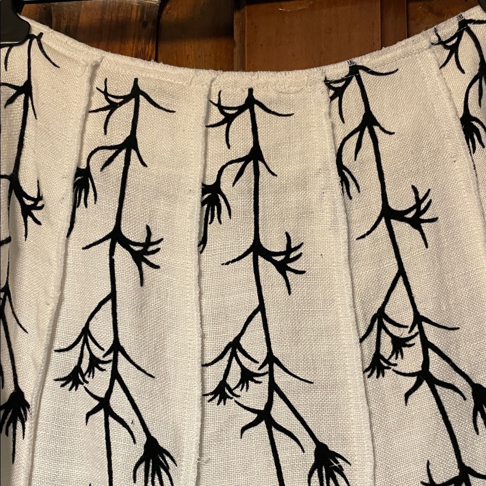 Isabel de Pedro Winter White Skirt with Black Embroidery STUNNING - Picture 8 of 8